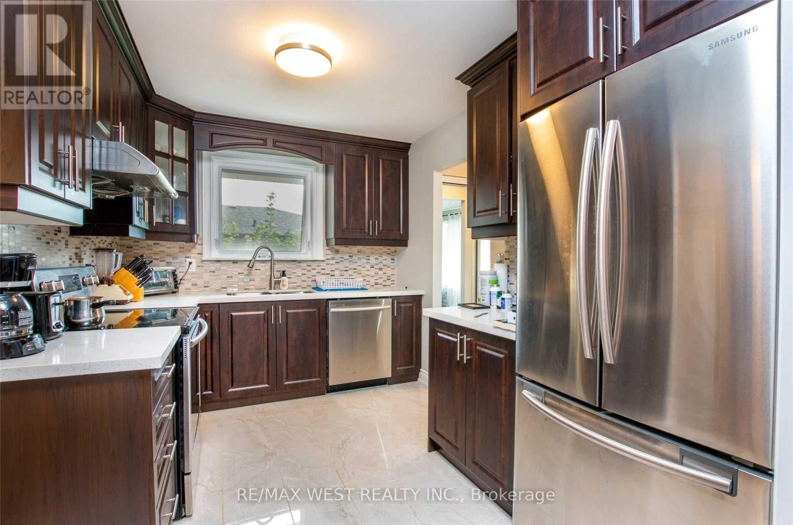 24 Gable Drive, Brampton, Ontario  L6V 2H1 - Photo 2 - W12556072