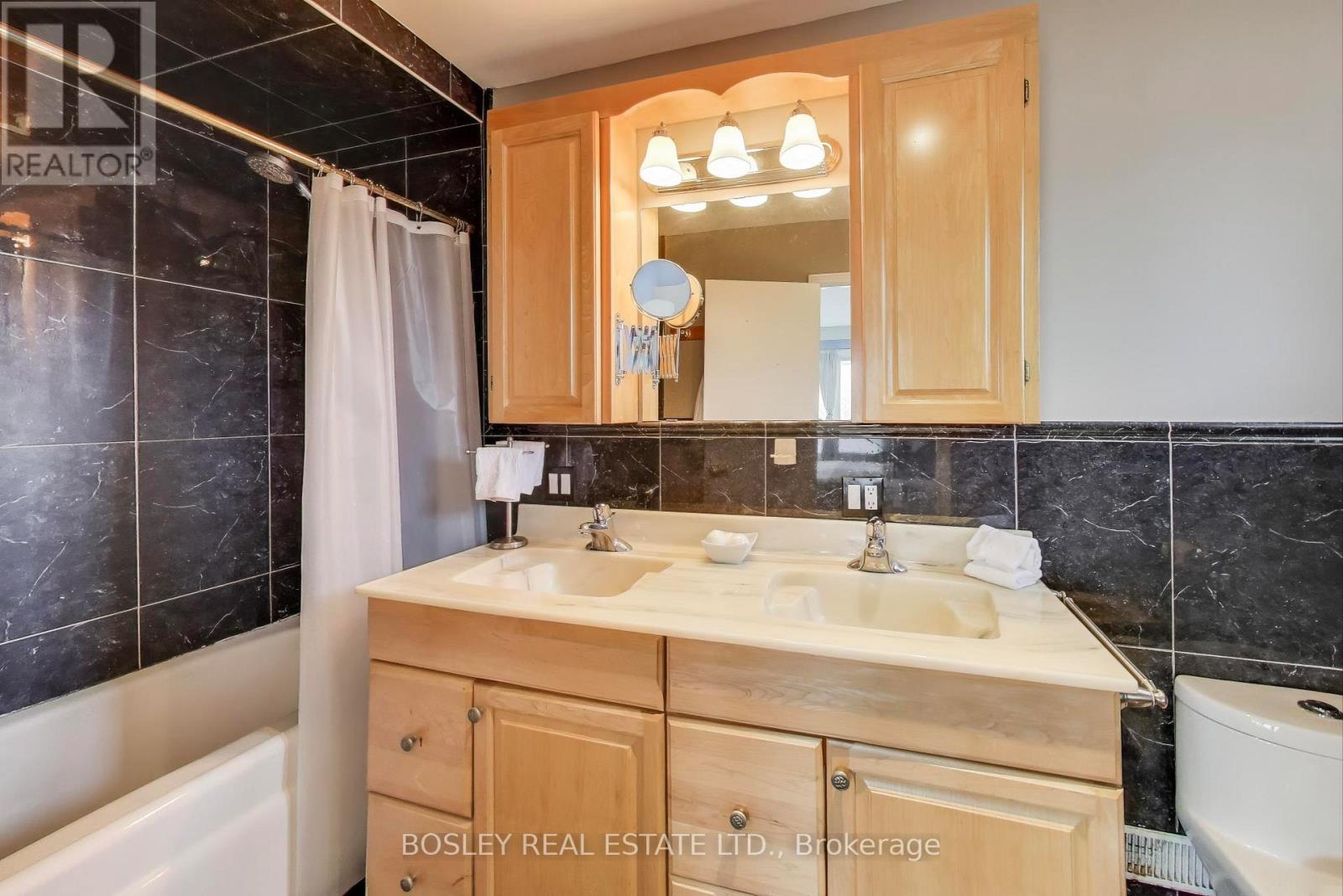 30 Jane Osler Boulevard, Toronto, Ontario  M6A 1W7 - Photo 23 - W12556128