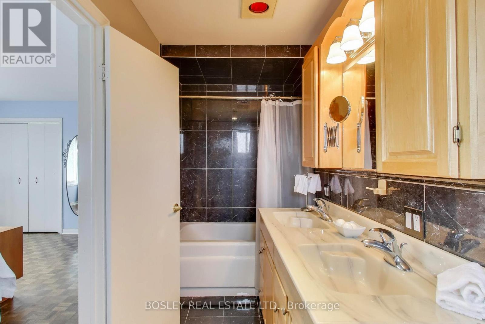 30 Jane Osler Boulevard, Toronto, Ontario  M6A 1W7 - Photo 24 - W12556128