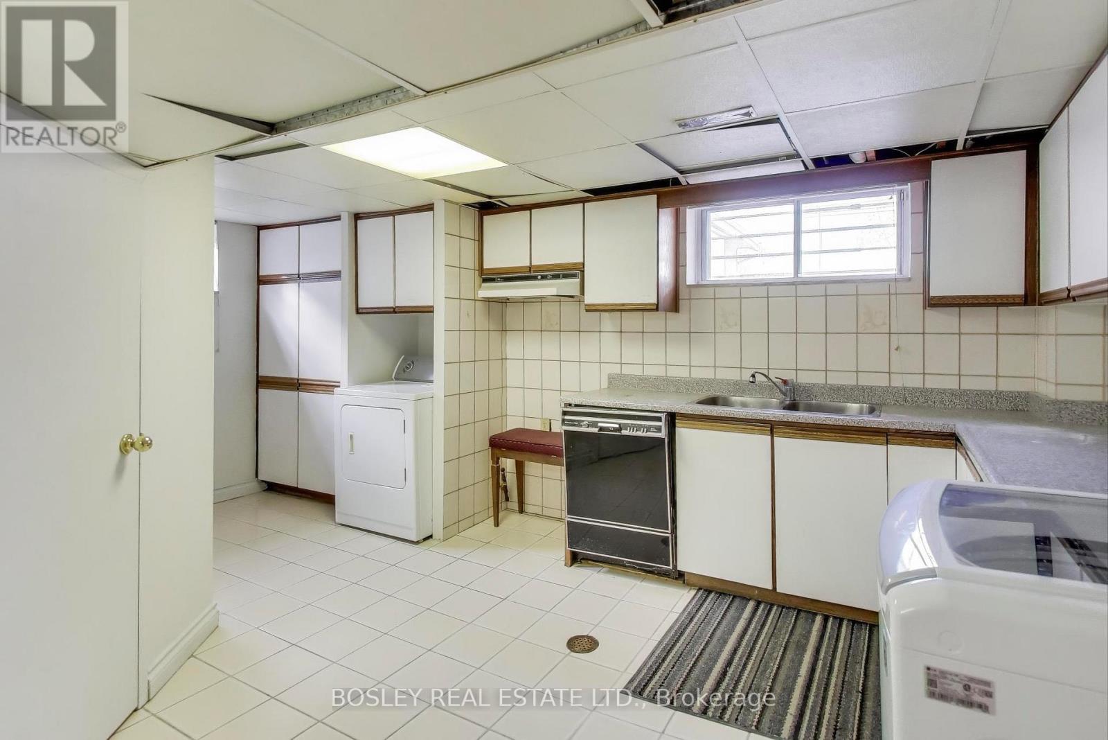 30 Jane Osler Boulevard, Toronto, Ontario  M6A 1W7 - Photo 34 - W12556128