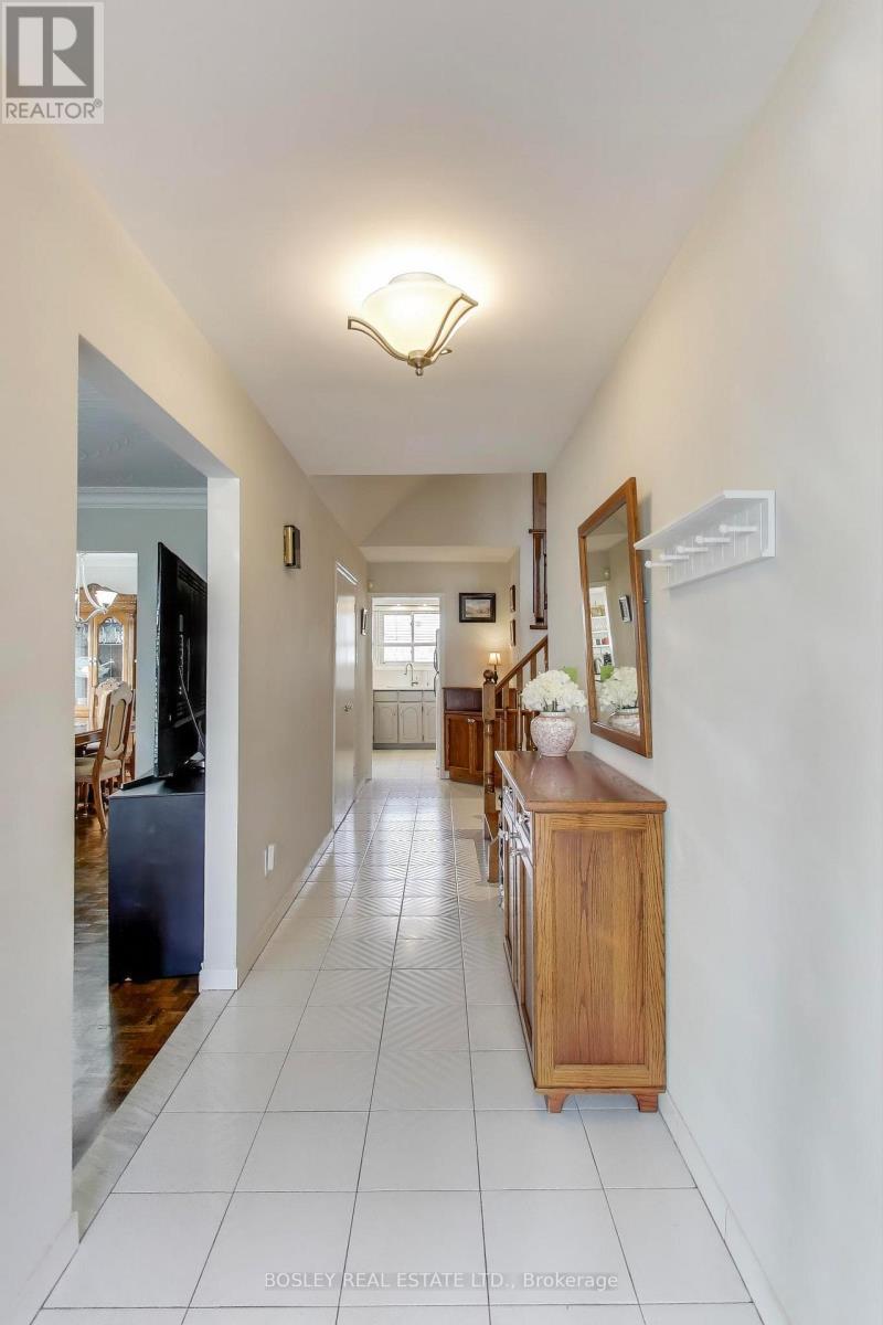 30 Jane Osler Boulevard, Toronto, Ontario  M6A 1W7 - Photo 4 - W12556128