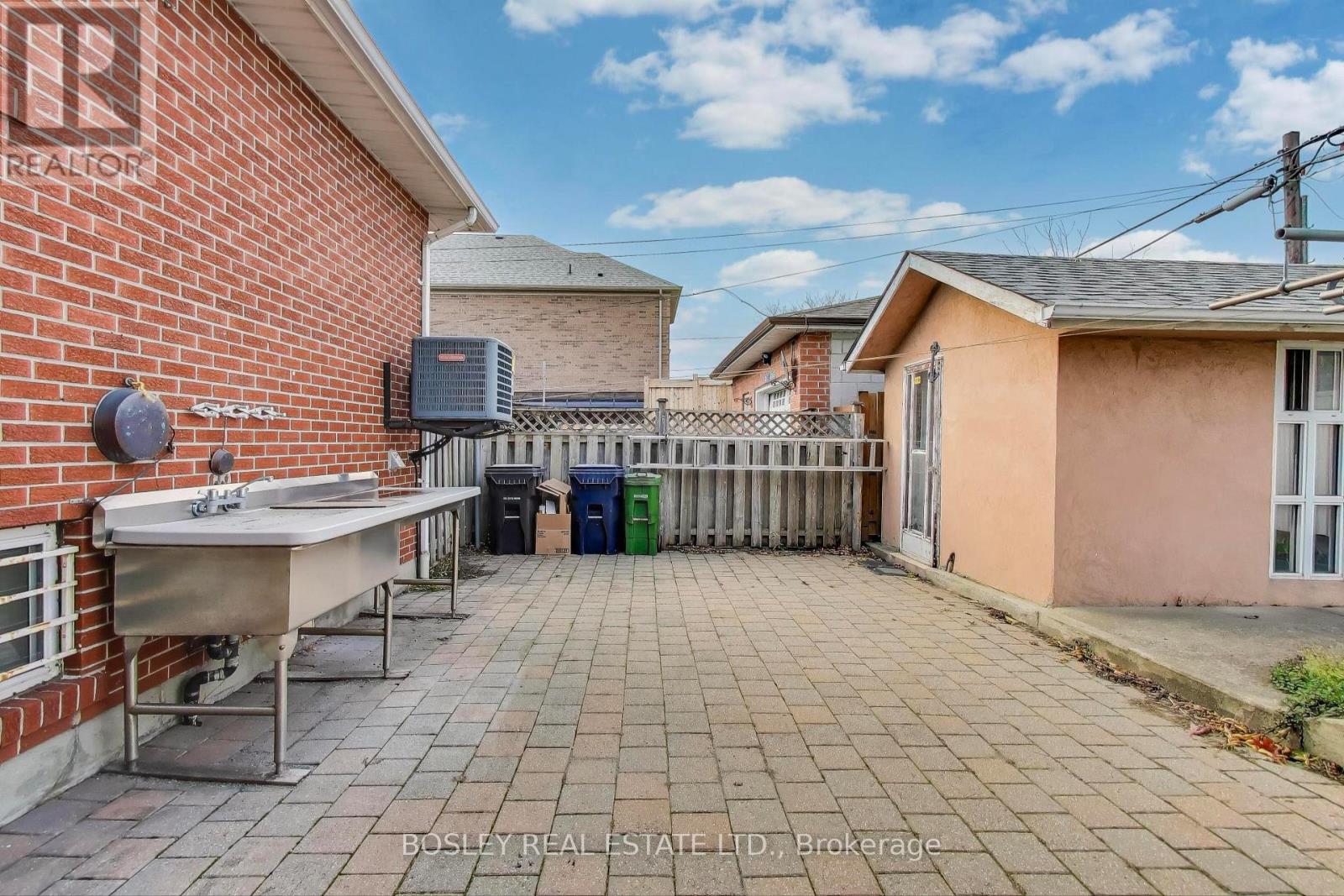 30 Jane Osler Boulevard, Toronto, Ontario  M6A 1W7 - Photo 43 - W12556128