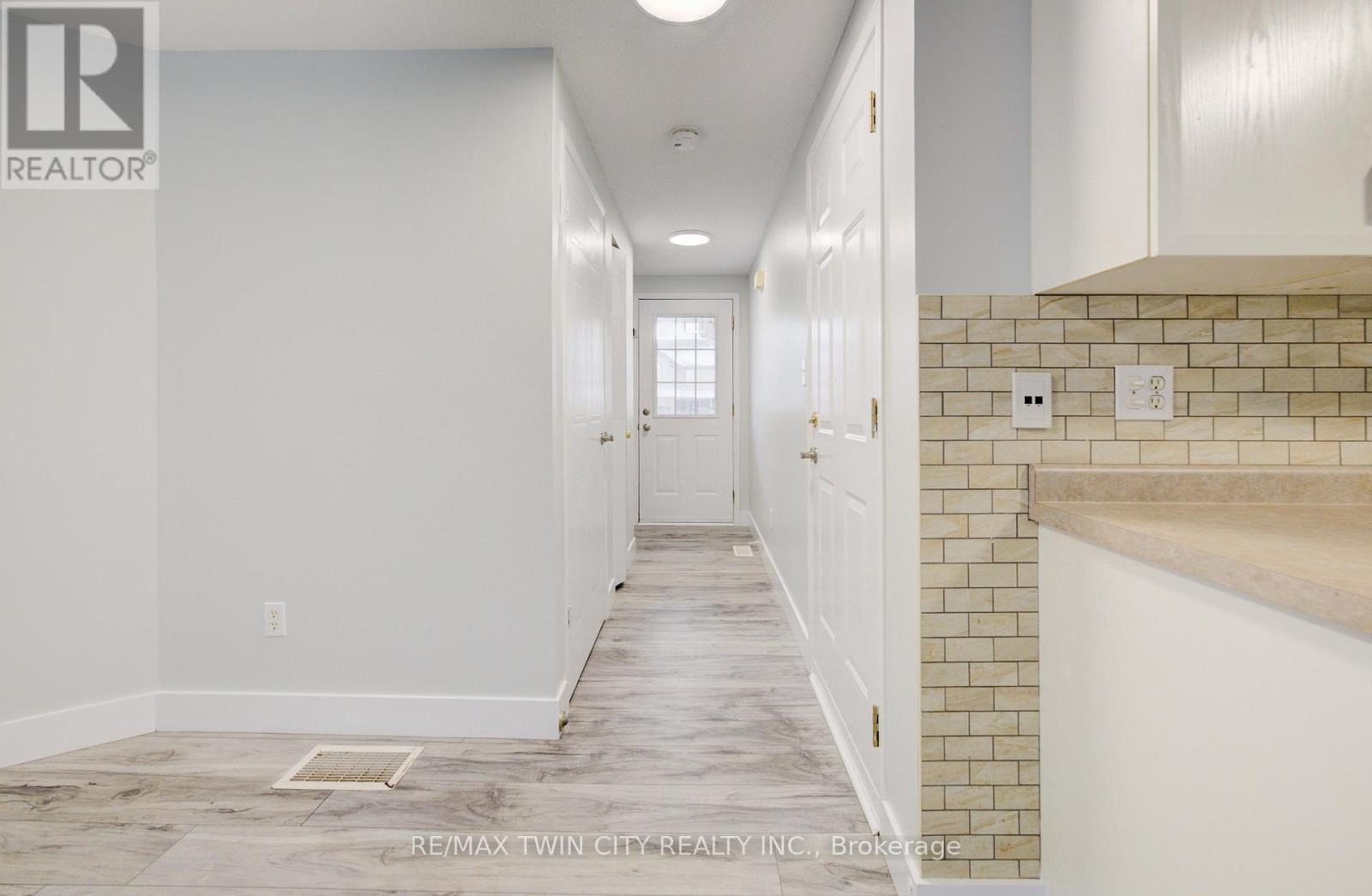 68 Foxglove Crescent, Waterloo, Ontario  N2E 3Y7 - Photo 5 - X12555984