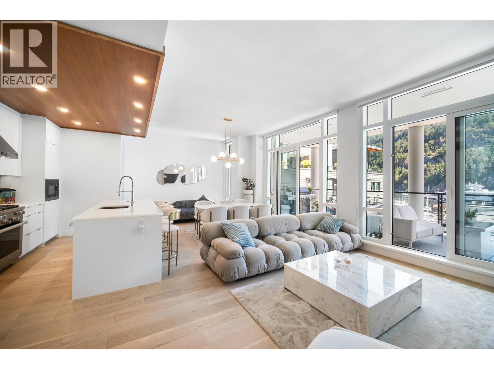 301 6697 NELSON AVENUE, West Vancouver, British Columbia