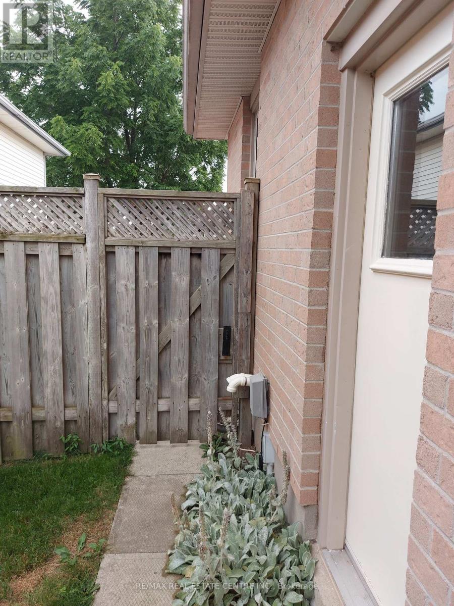 31 Josselyn Drive, London South, Ontario N6E 3V7 - Photo 36 - X12553054