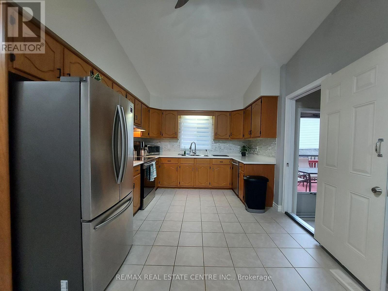 31 Josselyn Drive, London South, Ontario N6E 3V7 - Photo 28 - X12553054