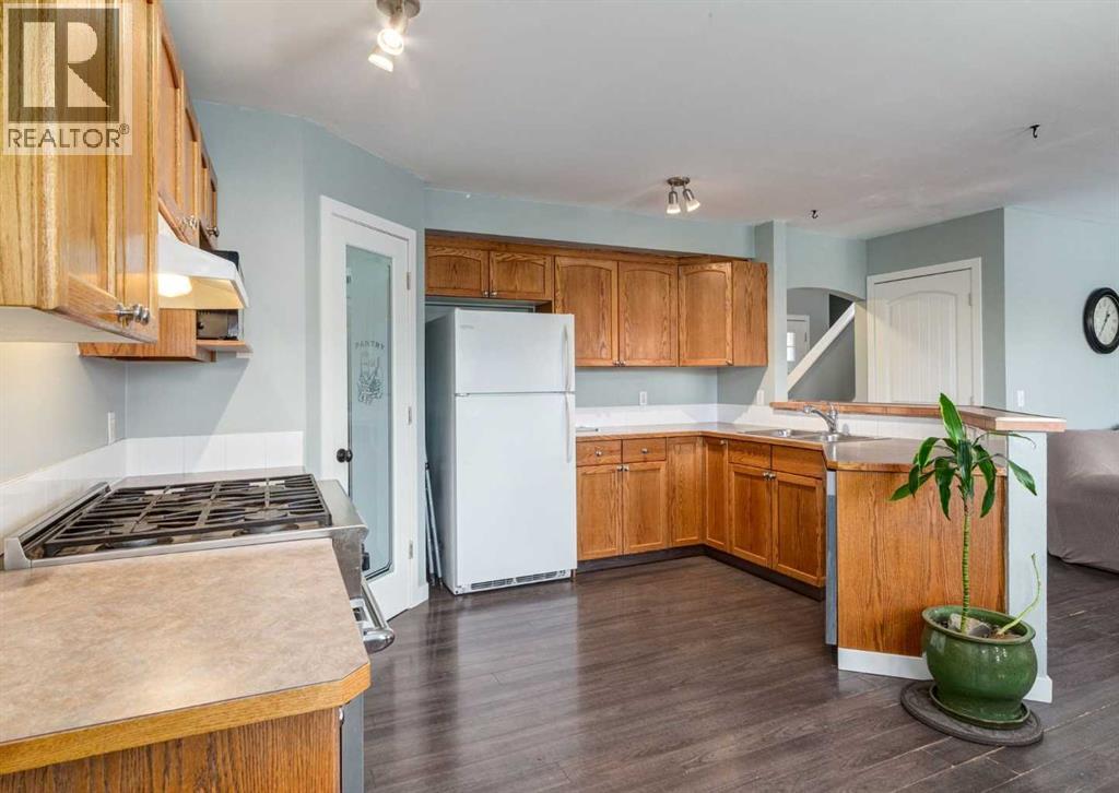 37 Cimarron Meadows Bay, Okotoks, Alberta  T1S 2E4 - Photo 4 - A2271076