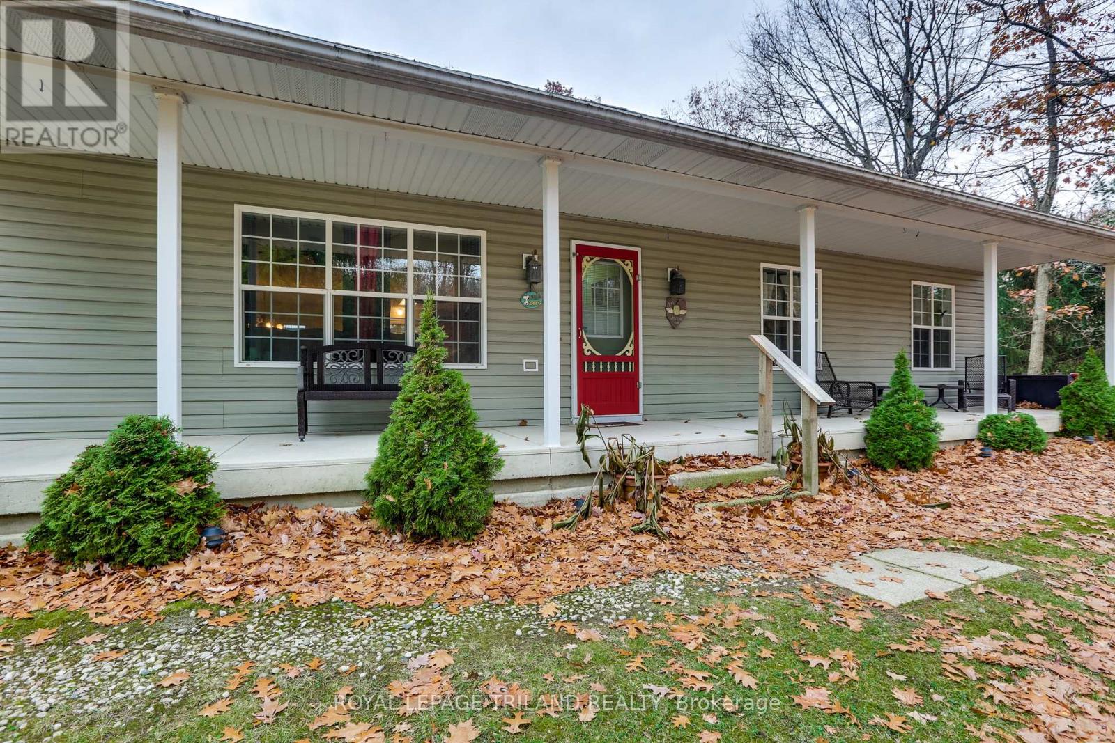 9909 Northville Crescent, Lambton Shores, Ontario  N0M 2N0 - Photo 4 - X12556264