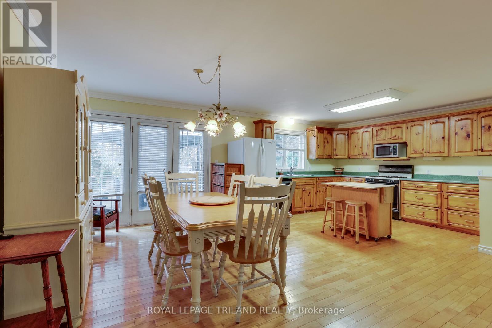 9909 Northville Crescent, Lambton Shores, Ontario  N0M 2N0 - Photo 9 - X12556264