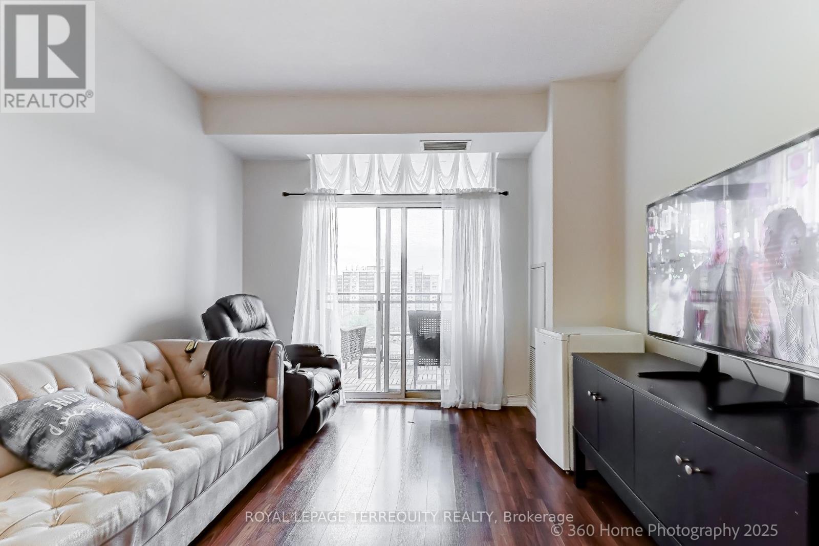 802-Furn - 2772 Keele Street, Toronto, Ontario  M3M 0A3 - Photo 4 - W12555812