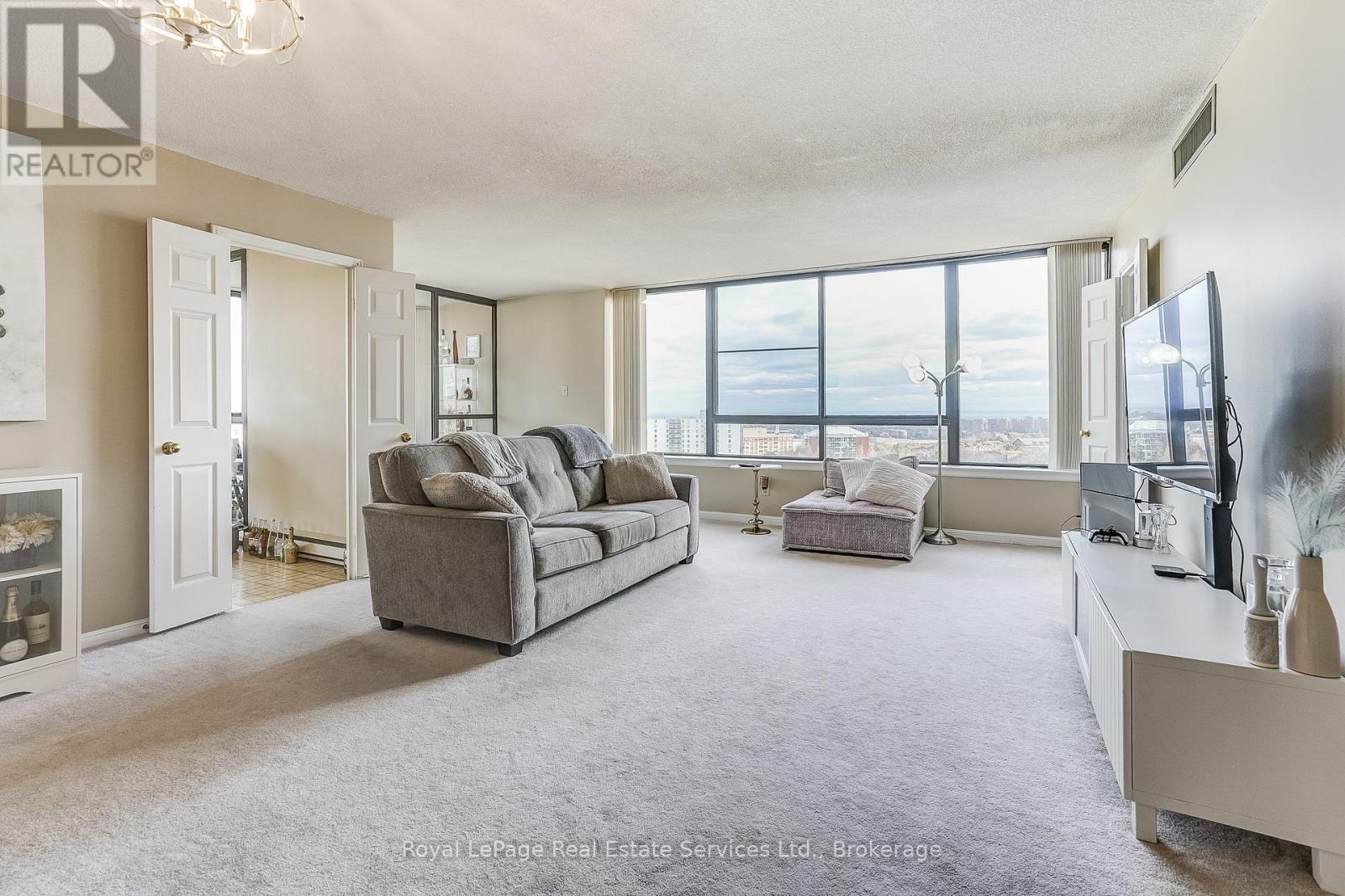 1008 - 1240 Marlborough Court, Oakville, Ontario  L6H 3K7 - Photo 10 - W12556362