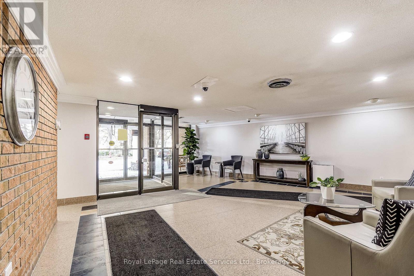 1008 - 1240 Marlborough Court, Oakville, Ontario  L6H 3K7 - Photo 6 - W12556362