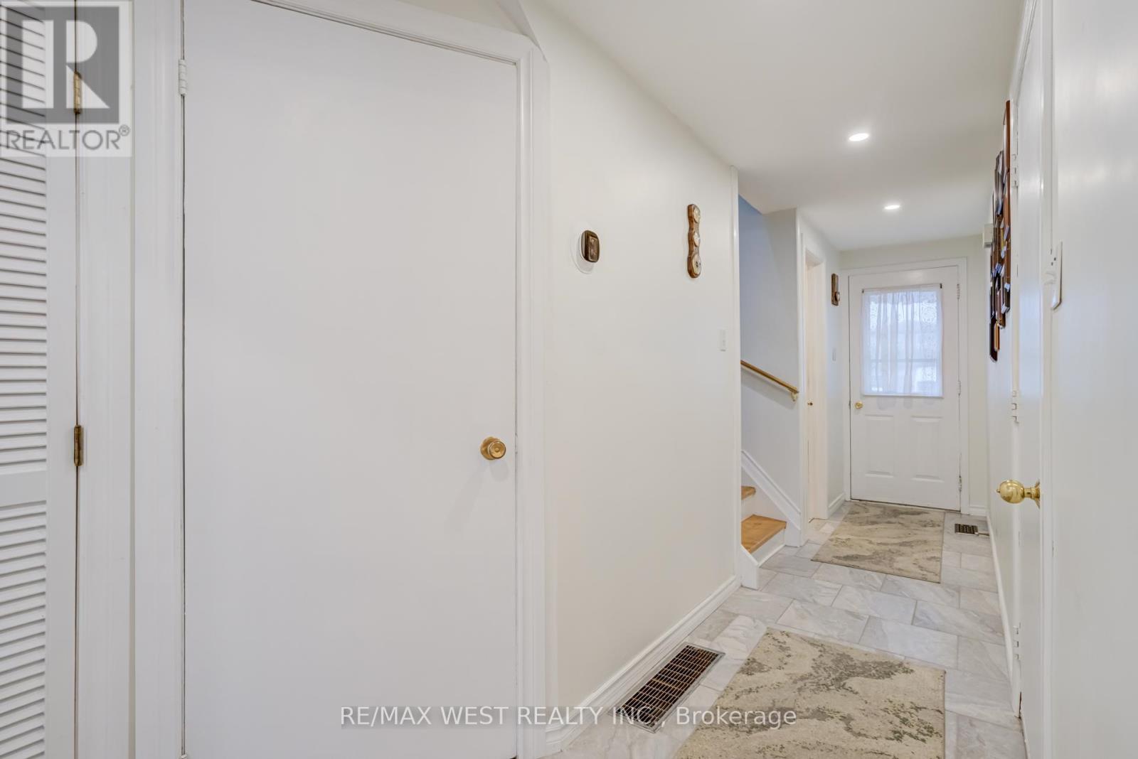 20 Corbett Drive, Barrie (Grove East), Ontario  L4M 5T2 - Photo 4 - S12556248