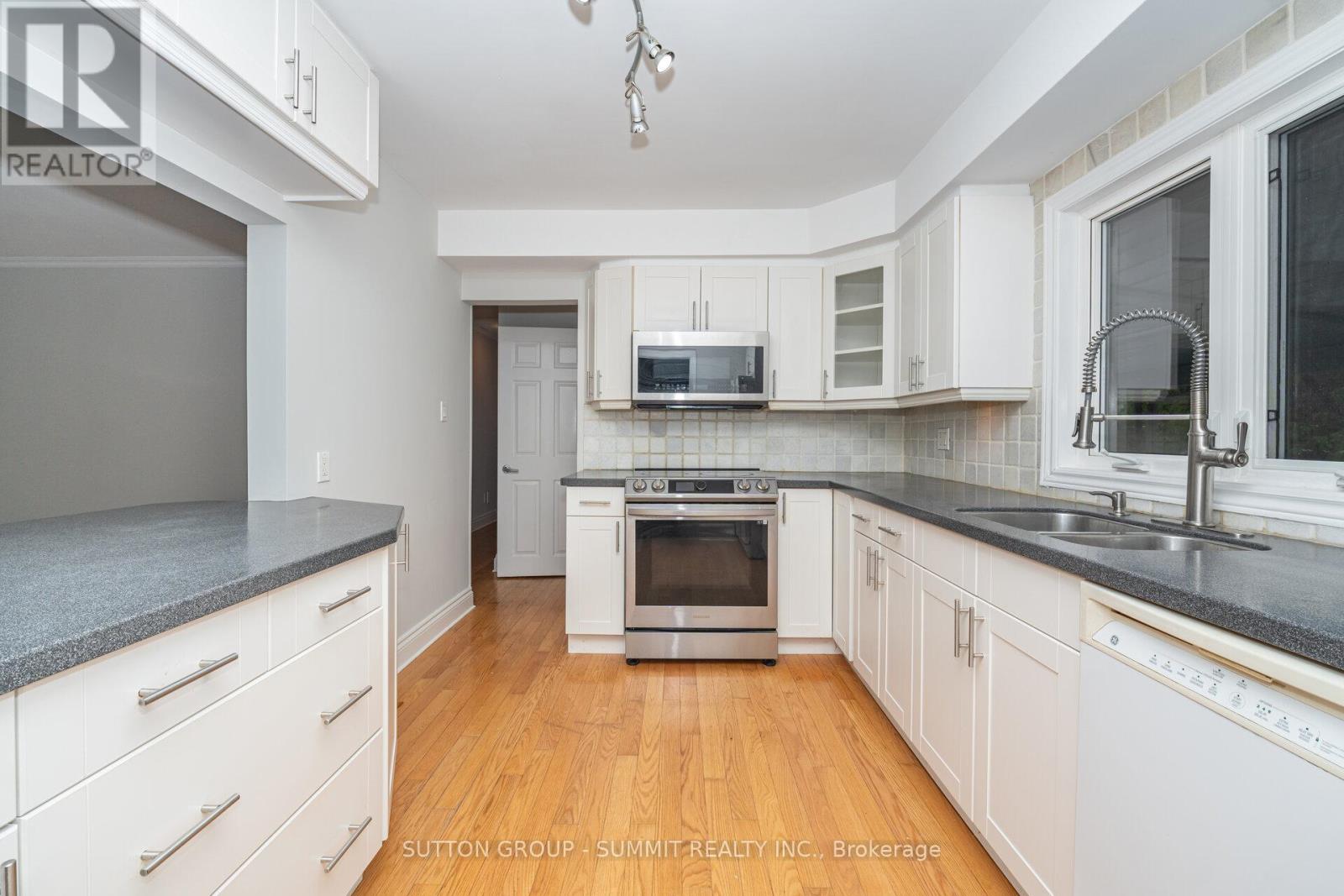 3018 Dalehurst Drive, Mississauga, Ontario  L5N 6M8 - Photo 10 - W12541750