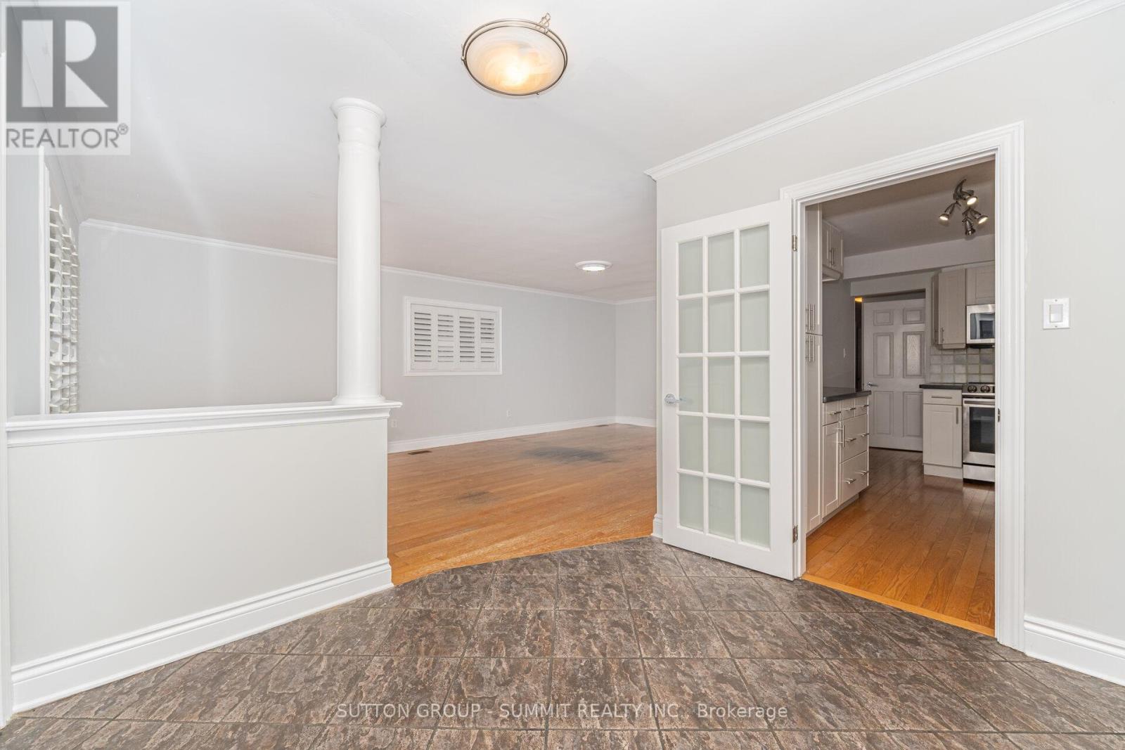 3018 Dalehurst Drive, Mississauga, Ontario  L5N 6M8 - Photo 5 - W12541750