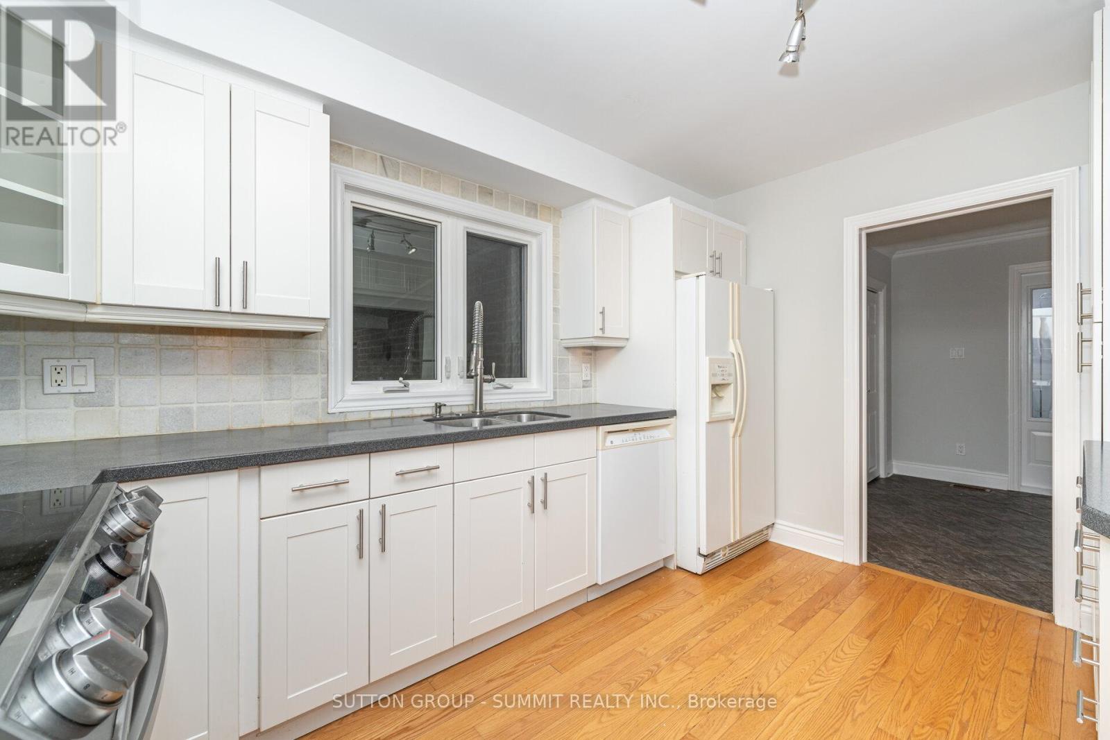 3018 Dalehurst Drive, Mississauga, Ontario  L5N 6M8 - Photo 7 - W12541750