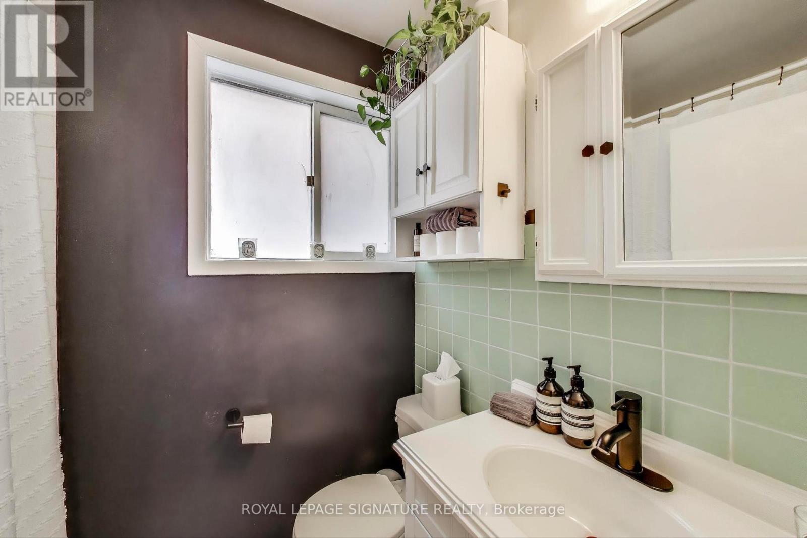 232 Pacific Avenue, Toronto, Ontario  M6P 2P5 - Photo 13 - W12556206