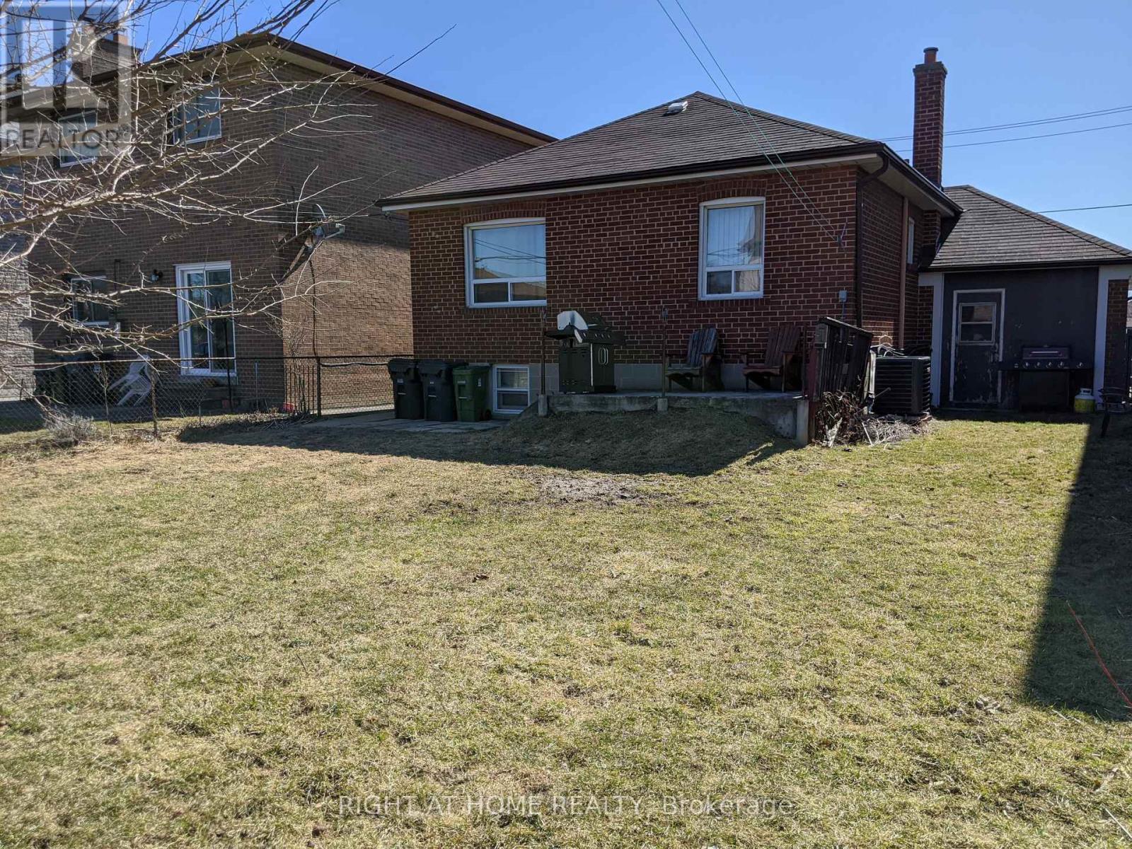 368 Hillmount Avenue, Toronto, Ontario  M6B 1Y8 - Photo 7 - W12556214