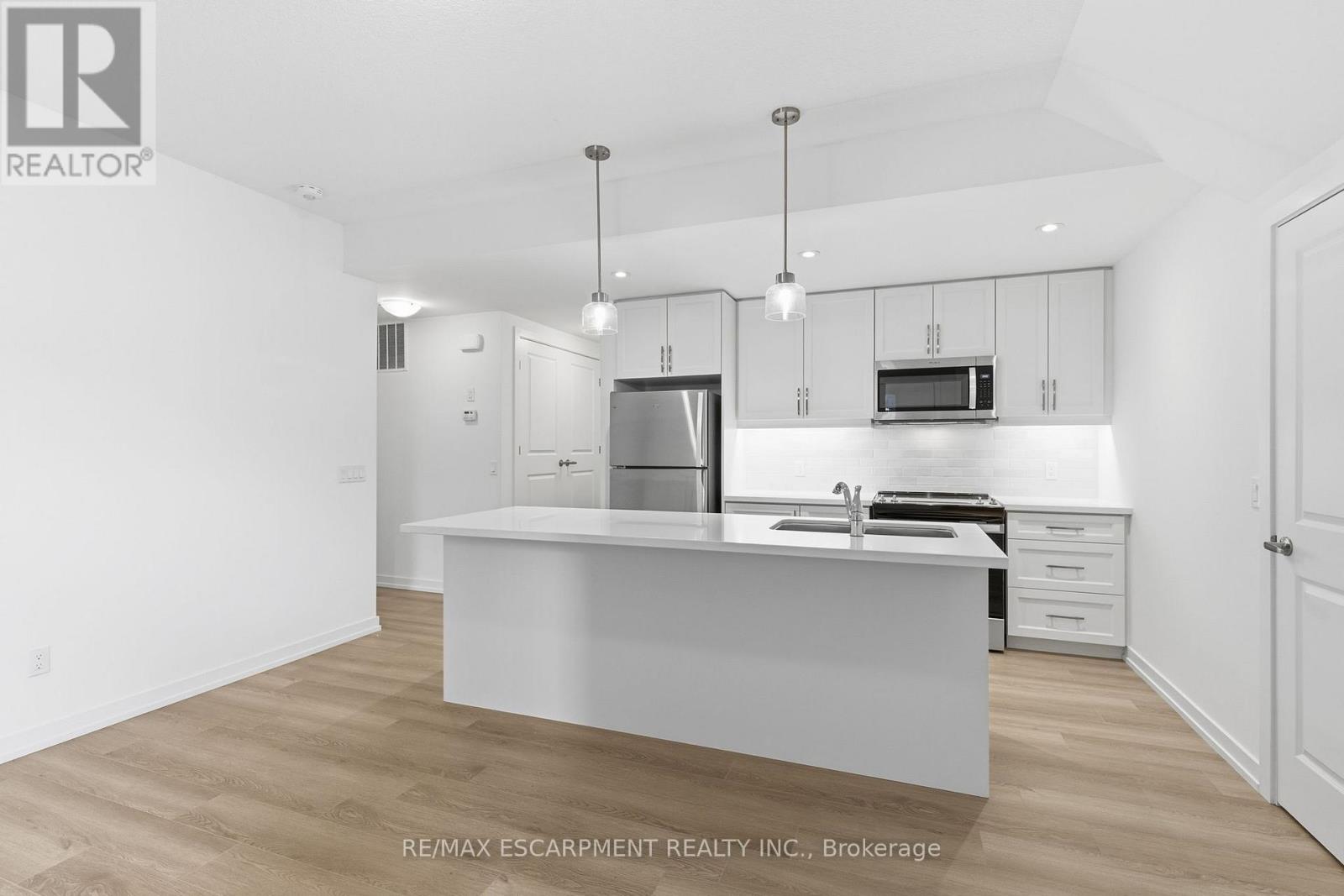 29 - 70 Kenesky Drive, Hamilton, Ontario L8B 2A9 - Photo 4 - X12556238