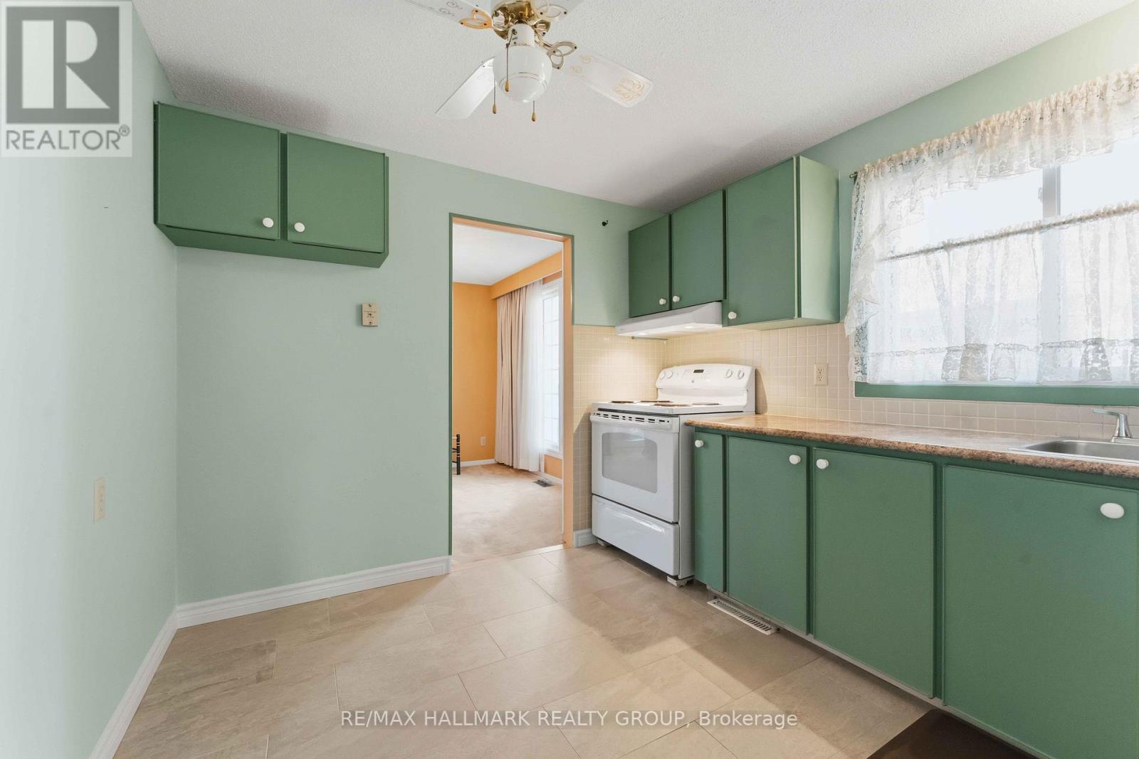 1884 Elmridge Drive, Ottawa, Ontario  K1J 6R7 - Photo 10 - X12496610