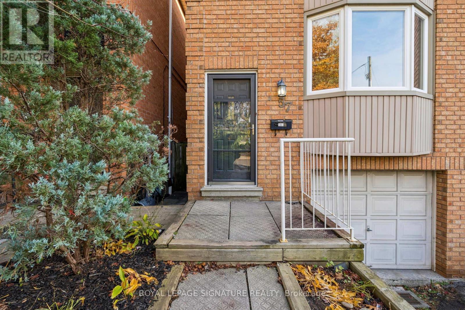 57 Ashland Avenue, Toronto, Ontario  M4L 1J9 - Photo 2 - E12556404