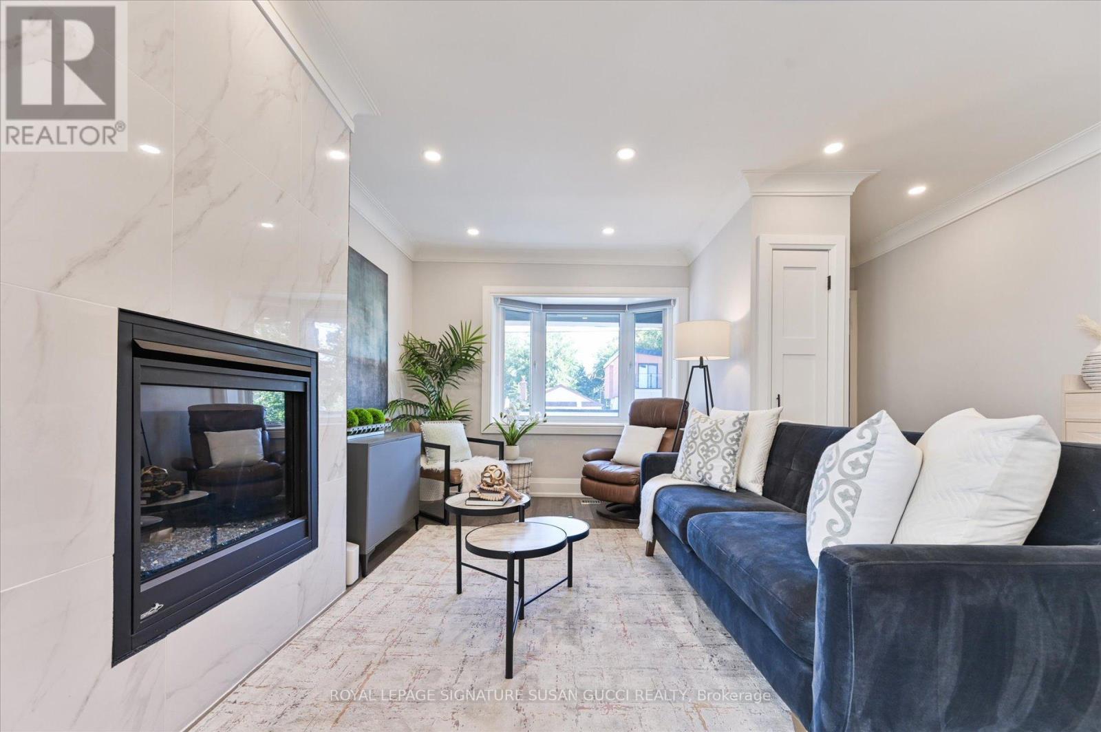 972 Cosburn Avenue, Toronto, Ontario  M4C 2W9 - Photo 10 - E12556426