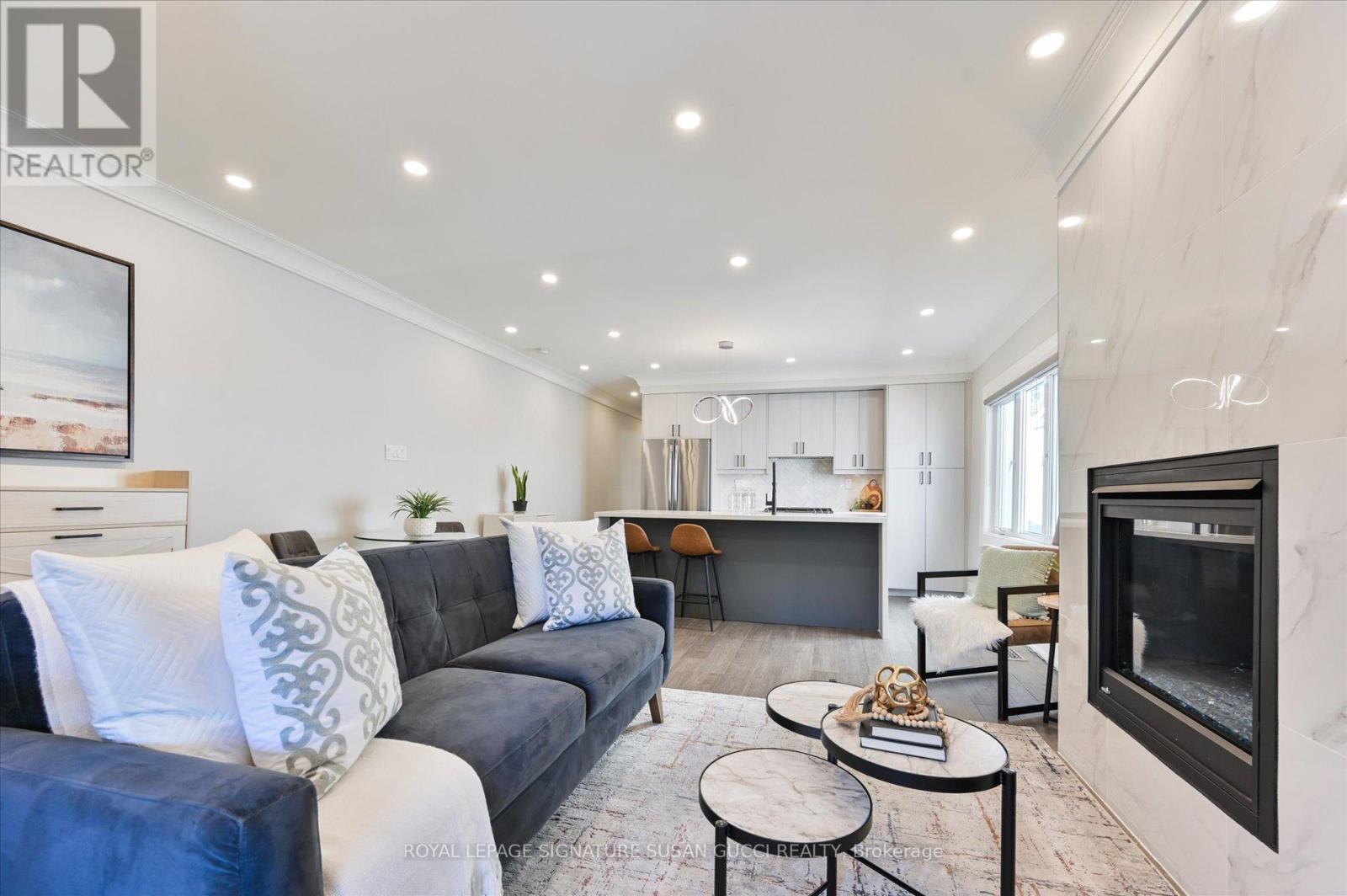 972 Cosburn Avenue, Toronto, Ontario  M4C 2W9 - Photo 11 - E12556426