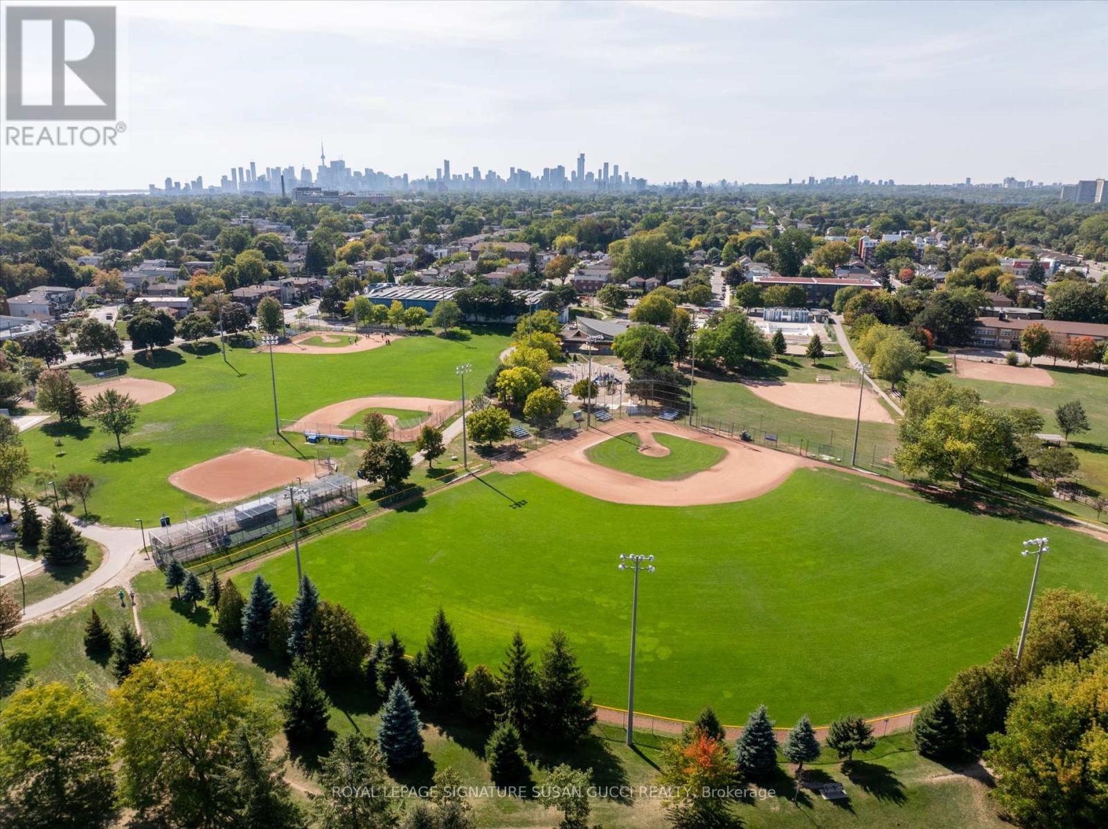 972 Cosburn Avenue, Toronto, Ontario  M4C 2W9 - Photo 37 - E12556426