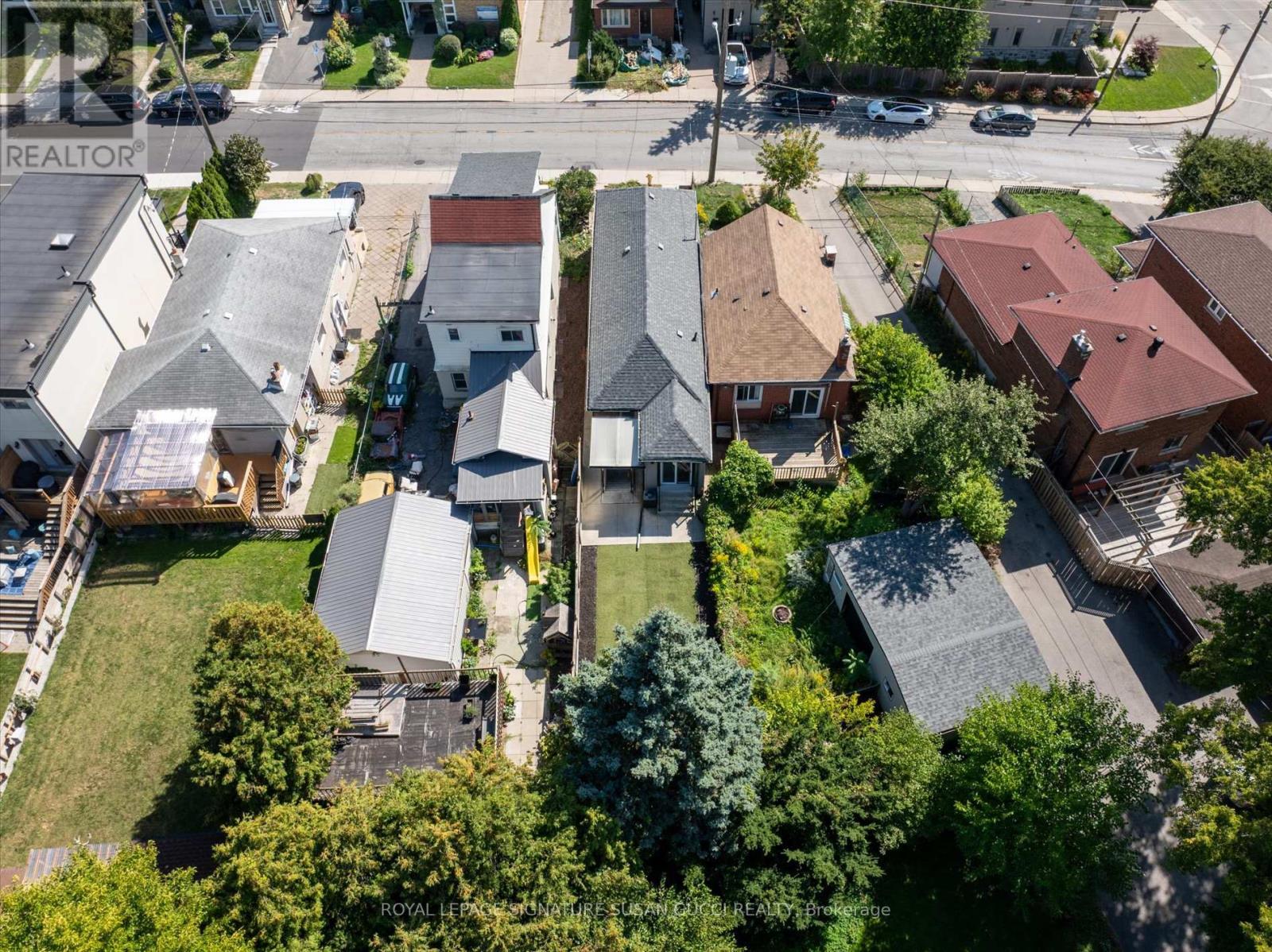 972 Cosburn Avenue, Toronto, Ontario  M4C 2W9 - Photo 4 - E12556426