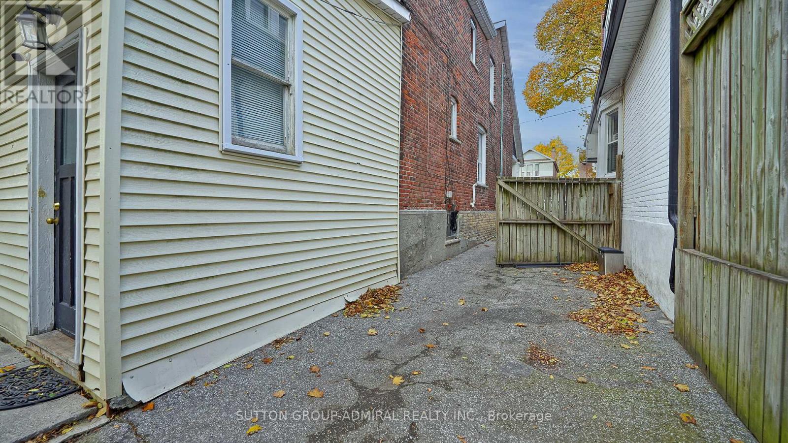 7 Harris Avenue, Toronto, Ontario  M4C 1P3 - Photo 8 - E12556490