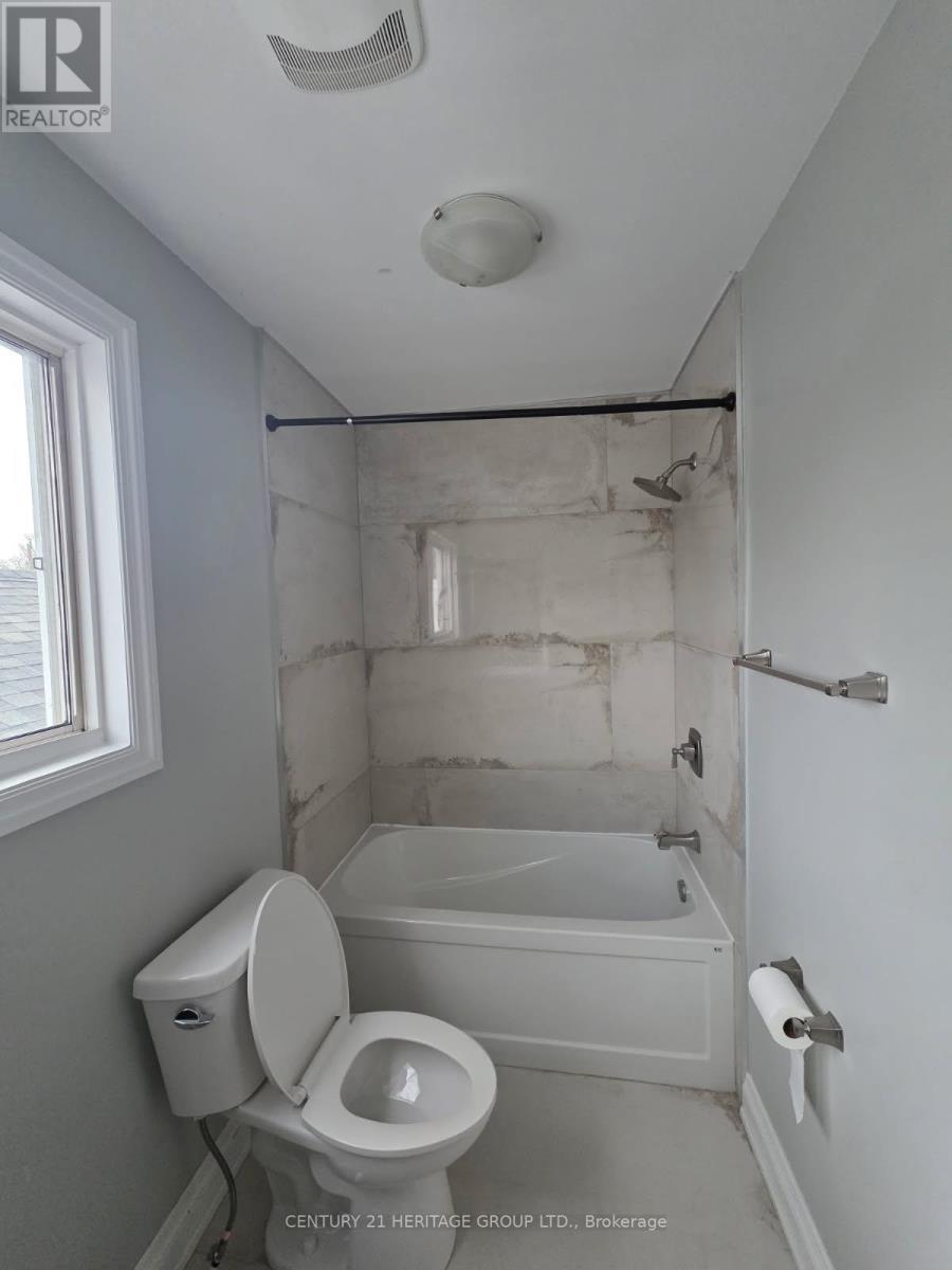 Back Unit - 30 Howard Drive, Newmarket, Ontario  L3Y 3G7 - Photo 4 - N12554318