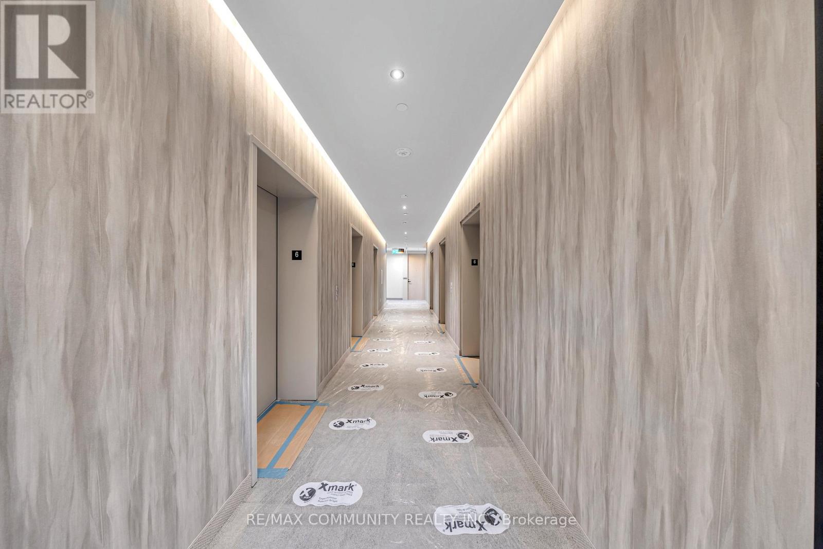 602 - 8 Interchange Way, Vaughan, Ontario  L4K 5Z7 - Photo 4 - N12556272