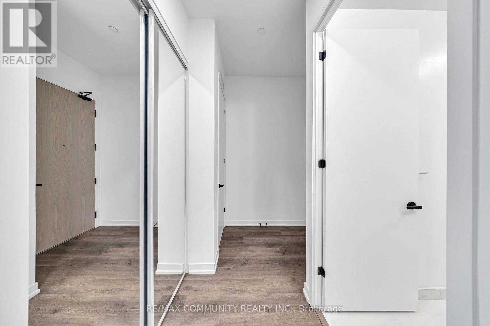 602 - 8 Interchange Way, Vaughan, Ontario  L4K 5Z7 - Photo 5 - N12556272