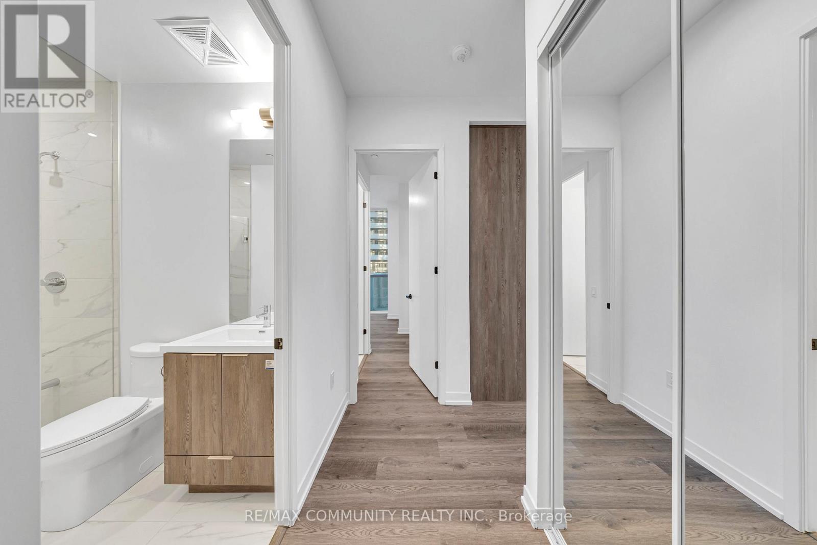 602 - 8 Interchange Way, Vaughan, Ontario  L4K 5Z7 - Photo 7 - N12556272