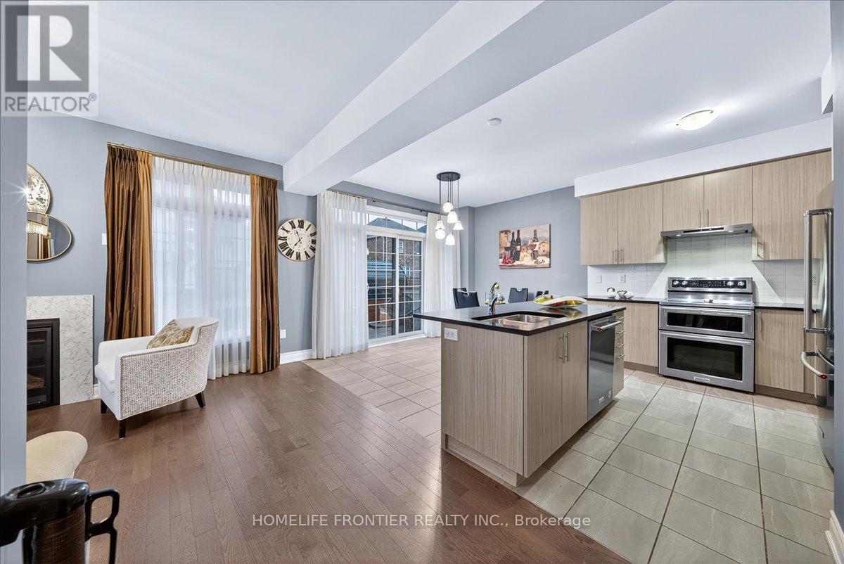 99 Carondale Square, East Gwillimbury, Ontario  L9N 0X7 - Photo 15 - N12556382