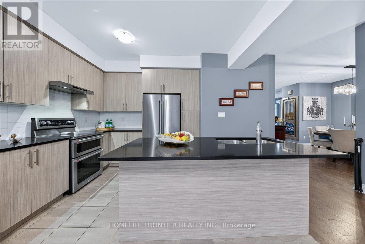 99 Carondale Square, East Gwillimbury, Ontario  L9N 0X7 - Photo 16 - N12556382