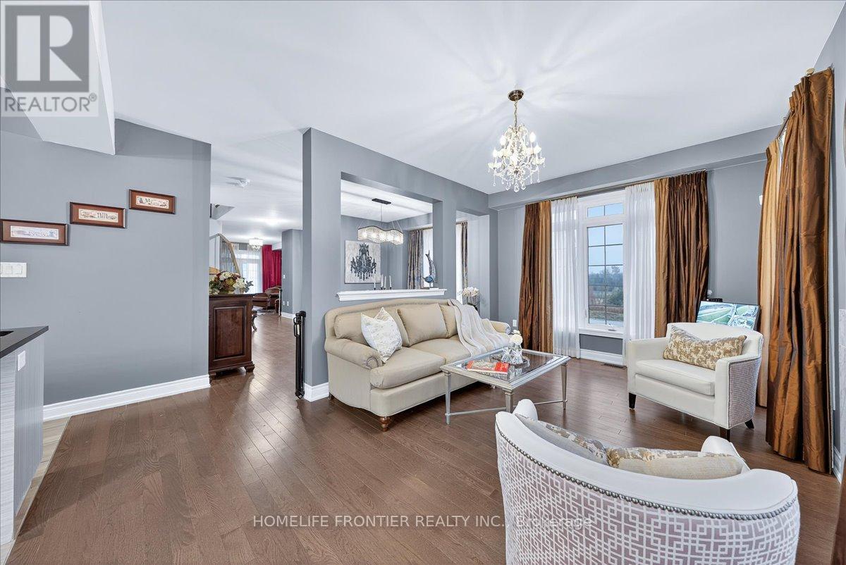 99 Carondale Square, East Gwillimbury, Ontario  L9N 0X7 - Photo 21 - N12556382