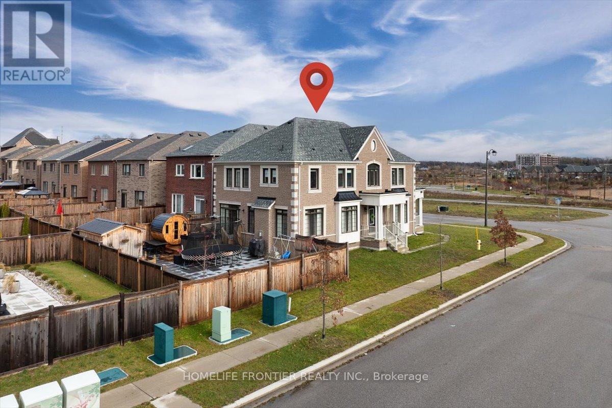 99 Carondale Square, East Gwillimbury, Ontario  L9N 0X7 - Photo 3 - N12556382