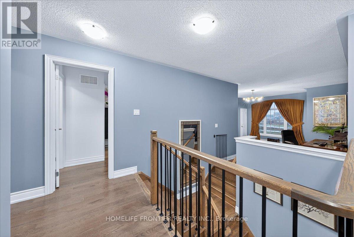 99 Carondale Square, East Gwillimbury, Ontario  L9N 0X7 - Photo 30 - N12556382