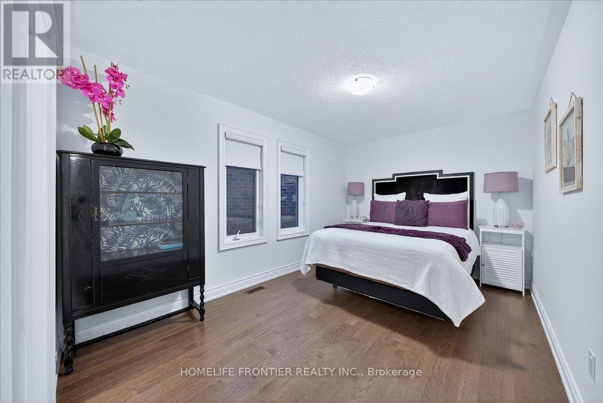 99 Carondale Square, East Gwillimbury, Ontario  L9N 0X7 - Photo 36 - N12556382