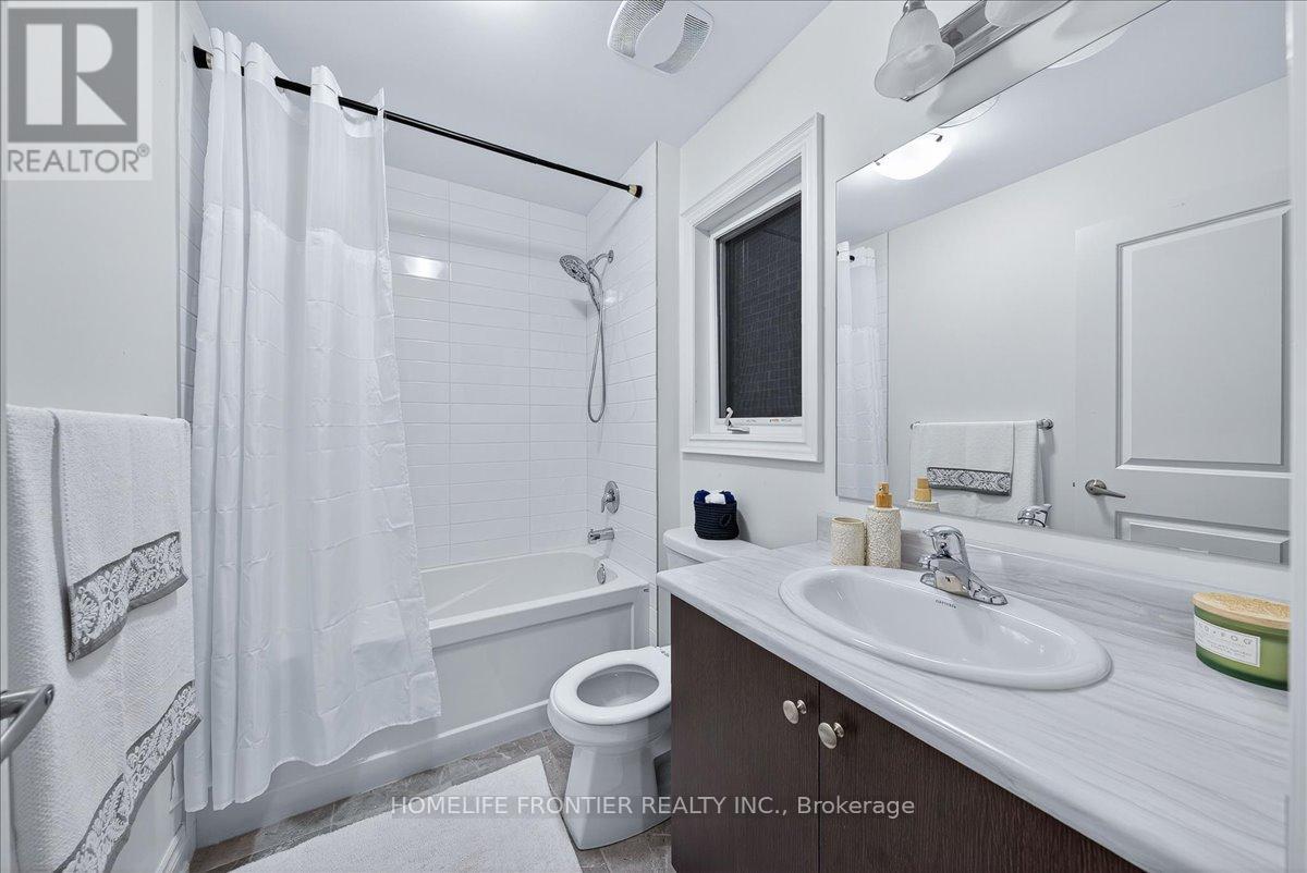 99 Carondale Square, East Gwillimbury, Ontario  L9N 0X7 - Photo 37 - N12556382