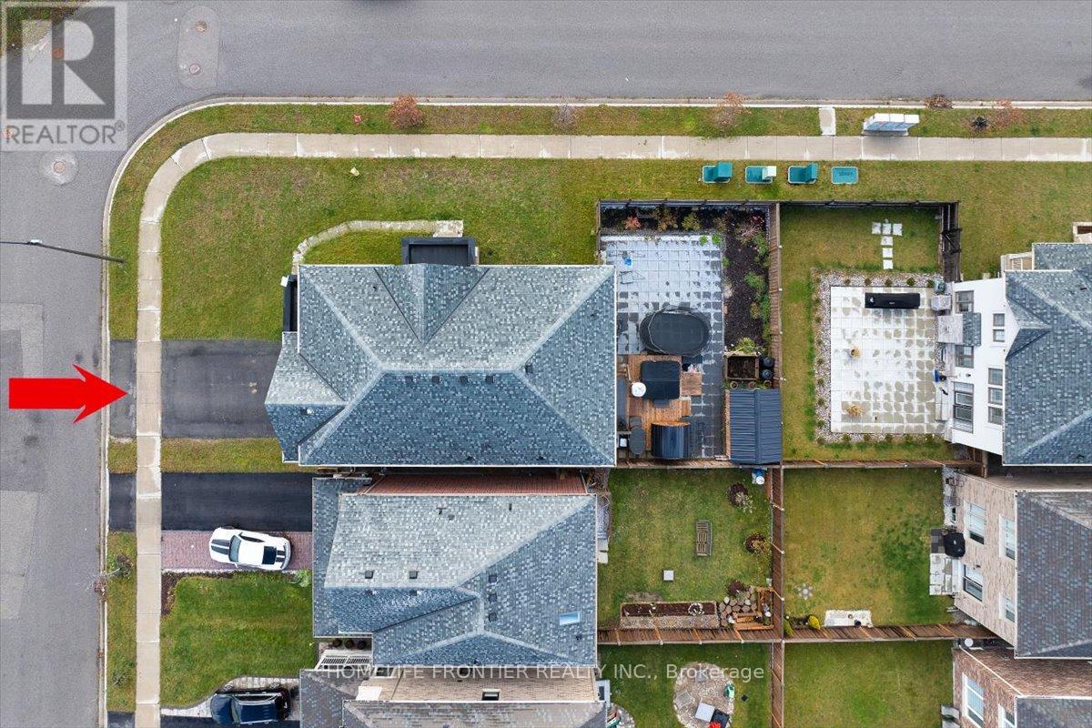 99 Carondale Square, East Gwillimbury, Ontario  L9N 0X7 - Photo 4 - N12556382