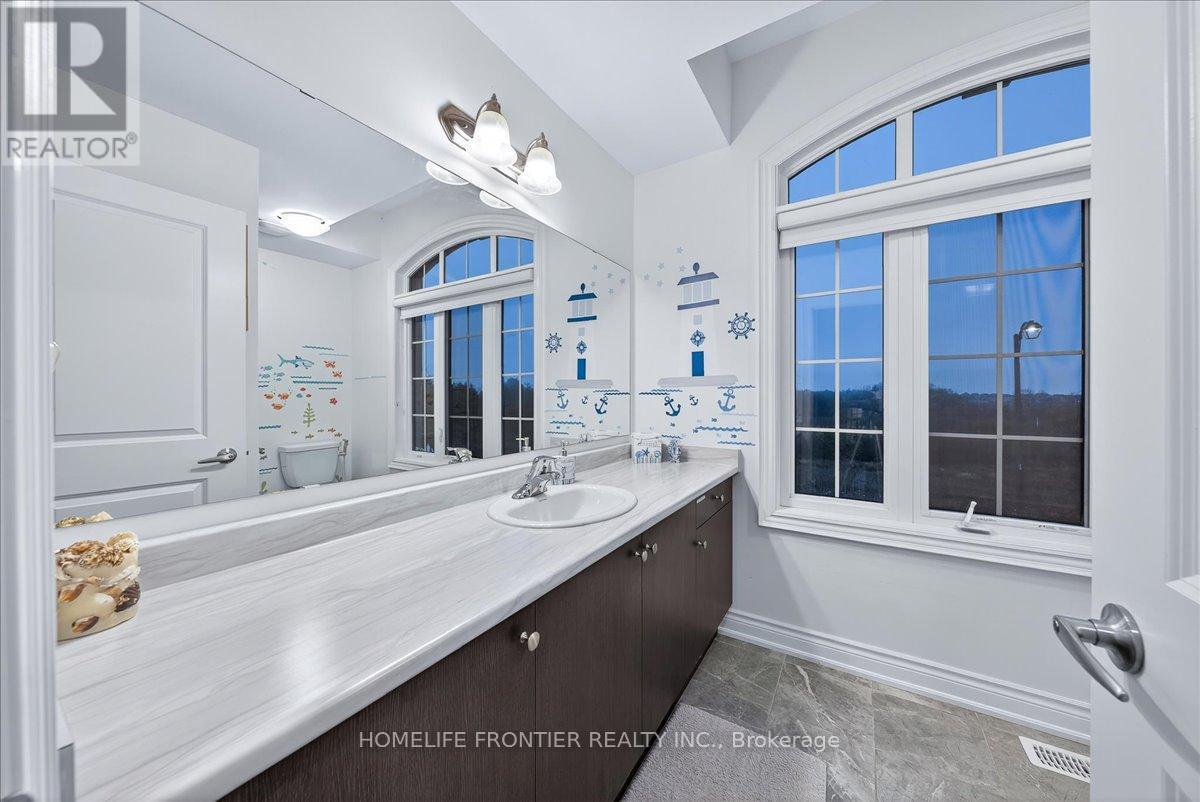 99 Carondale Square, East Gwillimbury, Ontario  L9N 0X7 - Photo 41 - N12556382