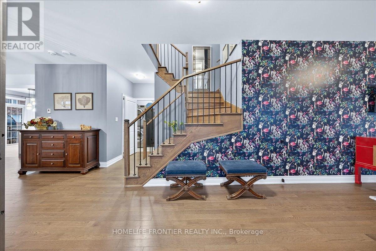 99 Carondale Square, East Gwillimbury, Ontario  L9N 0X7 - Photo 6 - N12556382