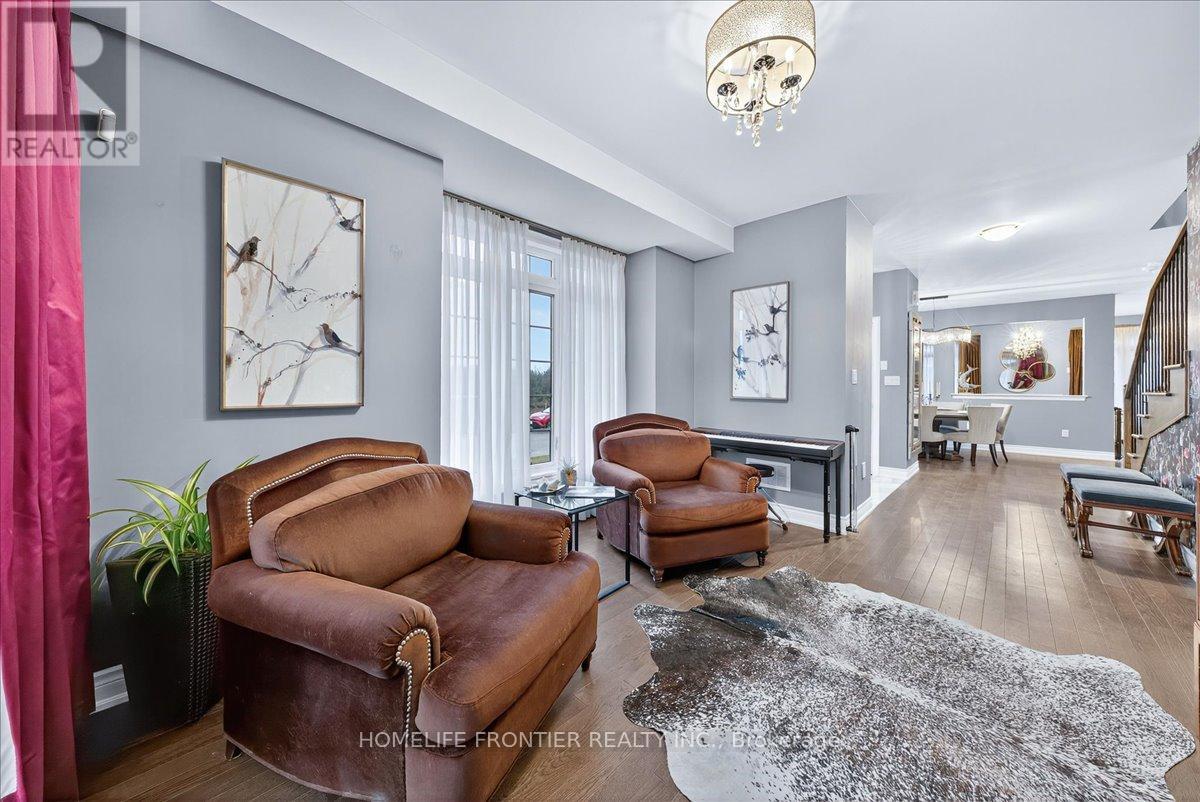 99 Carondale Square, East Gwillimbury, Ontario  L9N 0X7 - Photo 9 - N12556382