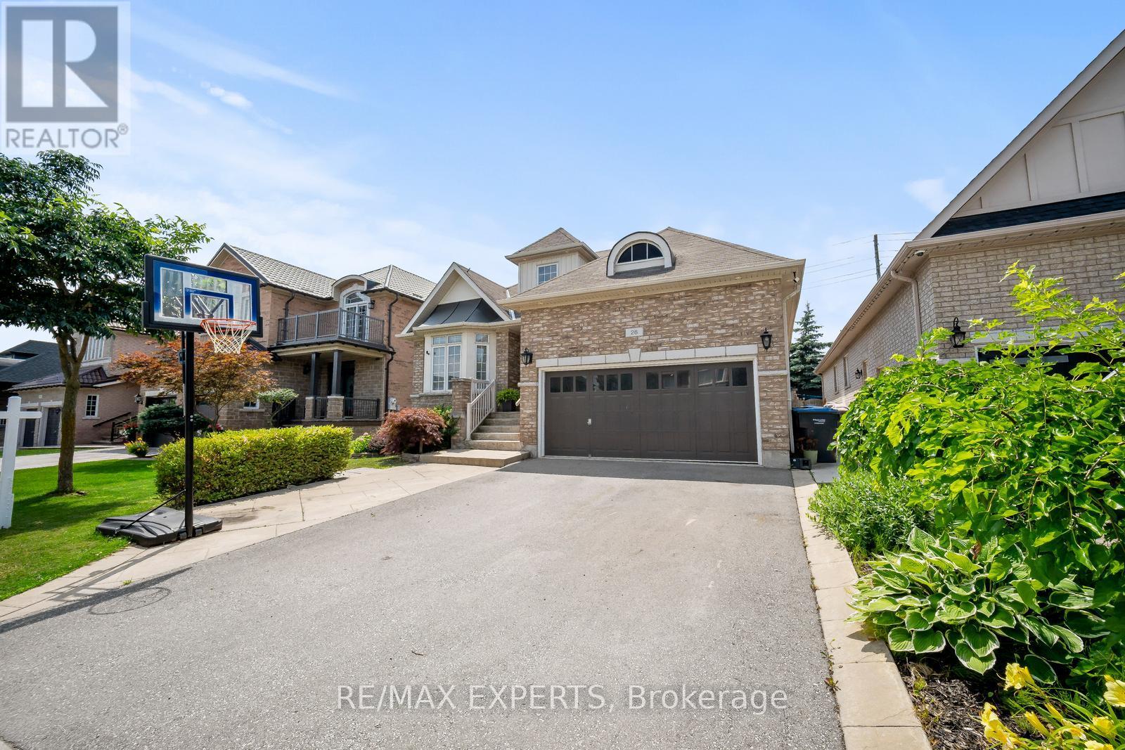 28 Dokkum Crescent, Brampton, Ontario  L6Z 4T6 - Photo 2 - W12556338