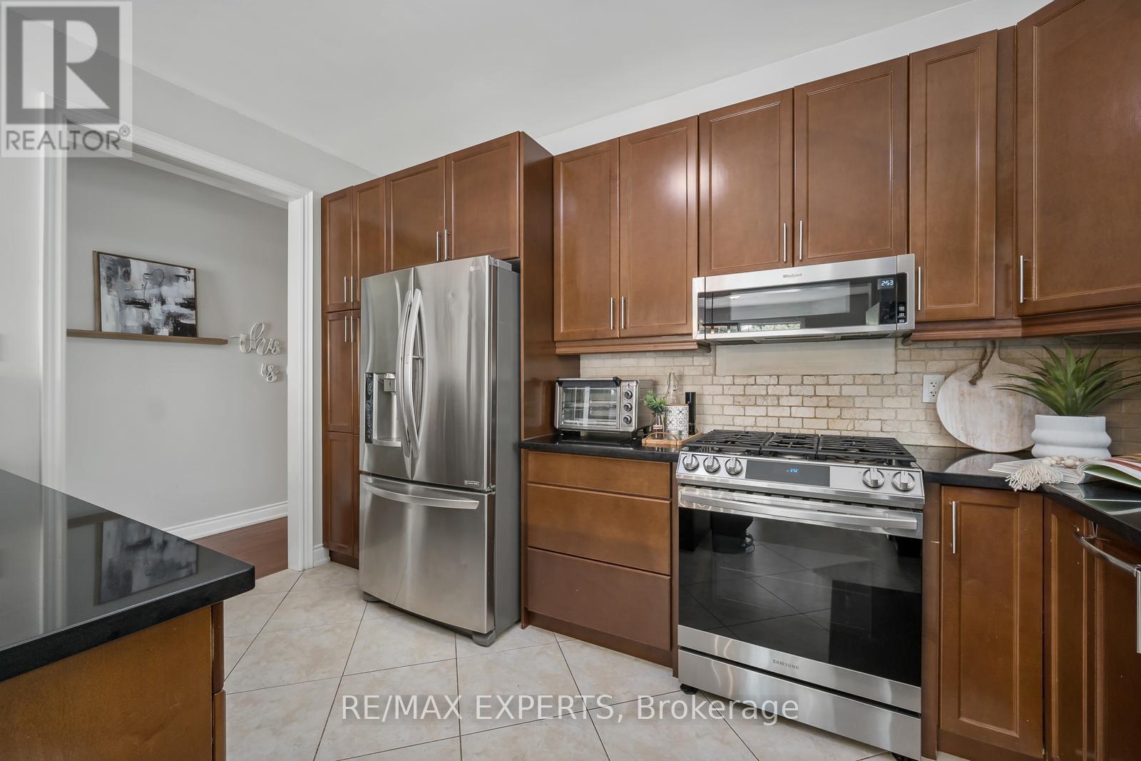 28 Dokkum Crescent, Brampton, Ontario  L6Z 4T6 - Photo 8 - W12556338