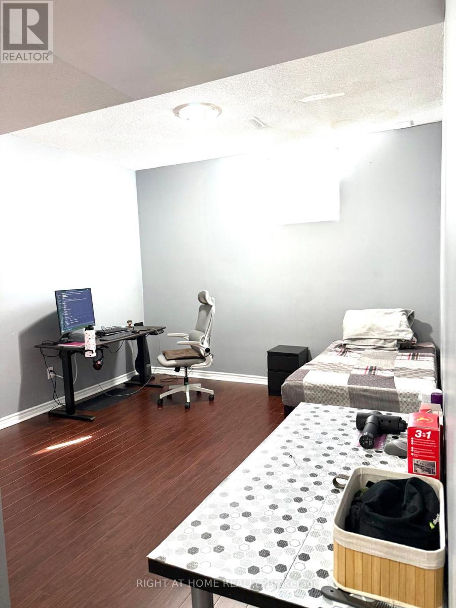 11 Alamosa Court, Brampton, Ontario  L6Y 2Z3 - Photo 12 - W12556420