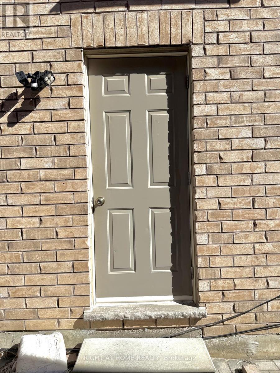 11 Alamosa Court, Brampton, Ontario  L6Y 2Z3 - Photo 2 - W12556420