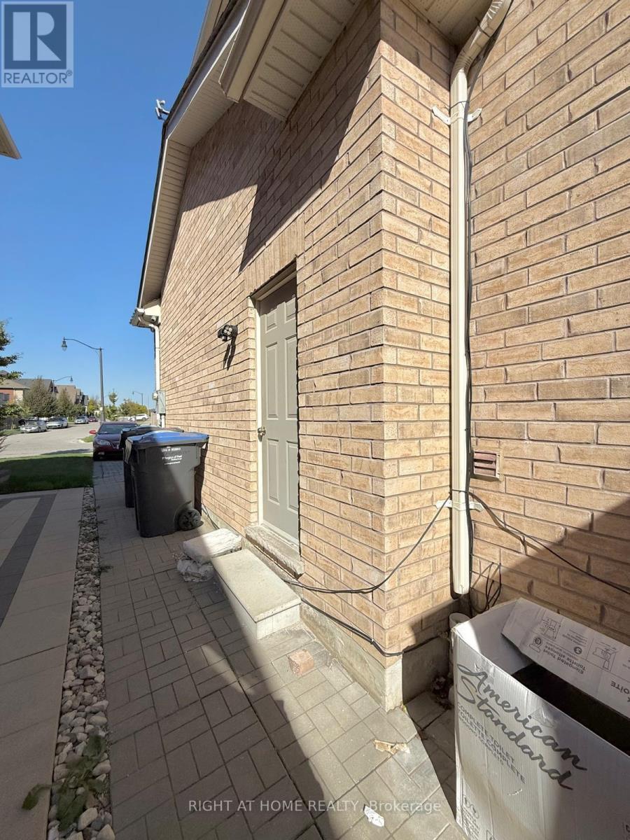 11 Alamosa Court, Brampton, Ontario  L6Y 2Z3 - Photo 3 - W12556420